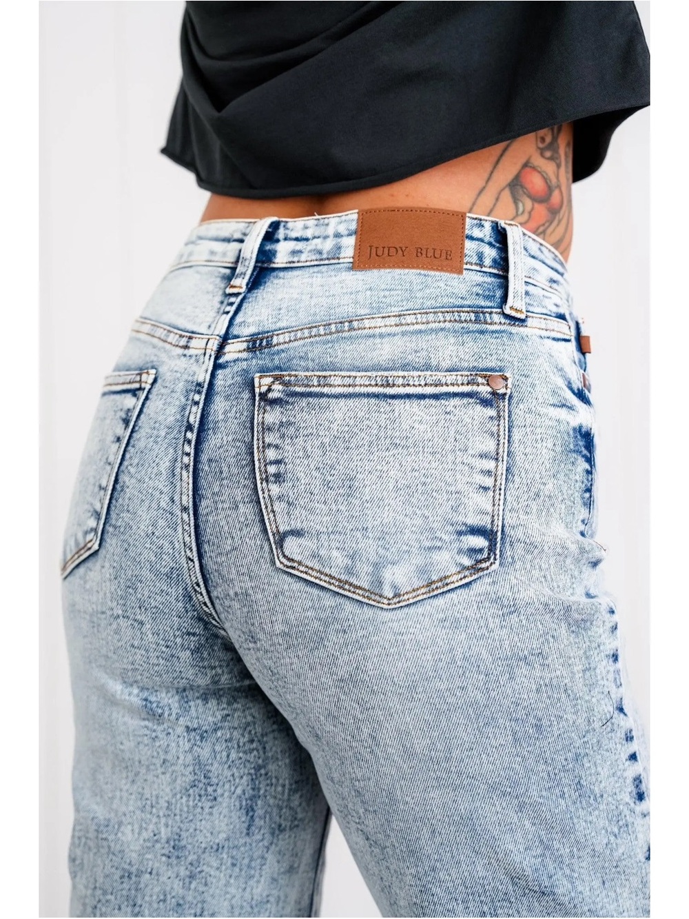 Judy Blue Light Wash Straight Leg Distressed Jeans